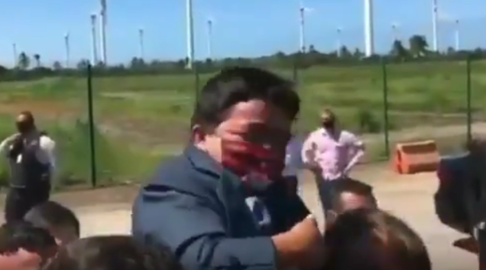 Jair Bolsonaro alza enano