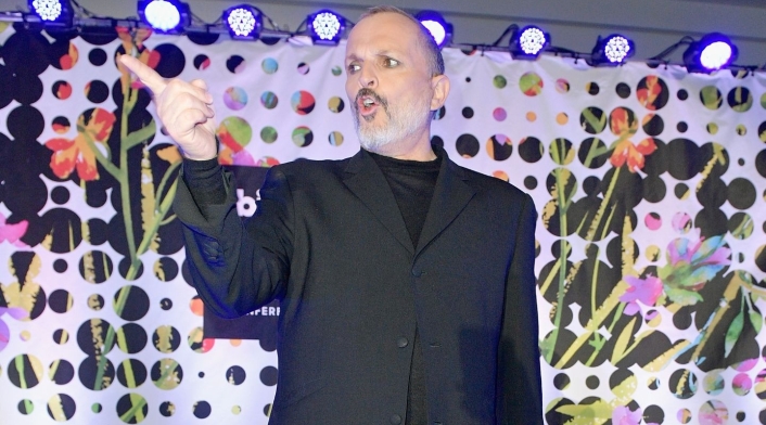 Miguel Bosé Miguel Bosé criticado por comentario a participante de Cover night