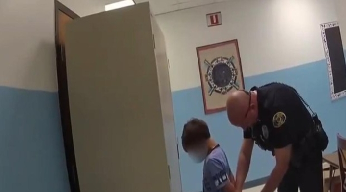 Indignación por video de policía arrestando a un niño discapacitado de ocho años
