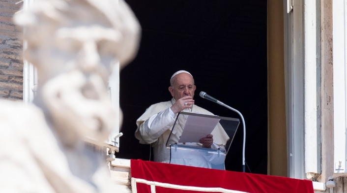 Papa Francisco dando su discurso en medio de pandemia
