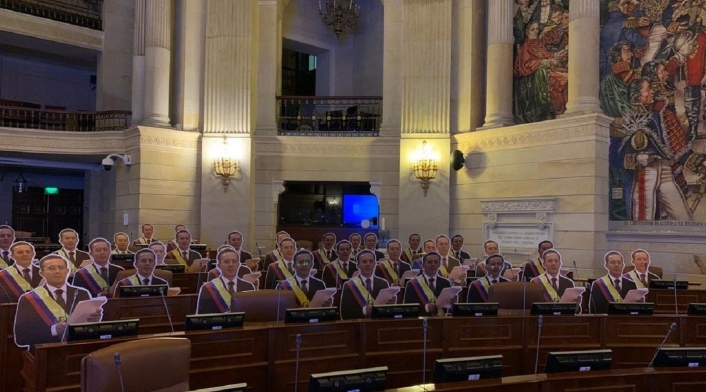 Muñecos de Uribe en la Cámara de Representantes