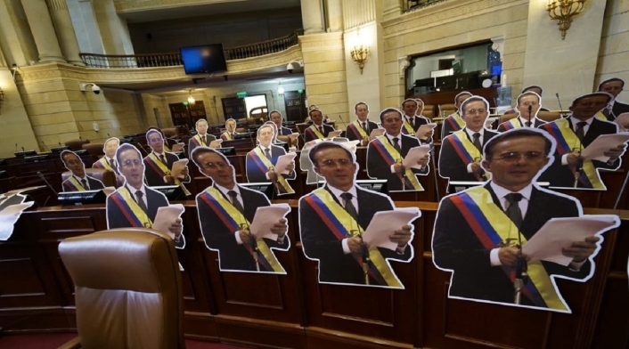 Muñecos de Uribe en la Cámara de Representantes
