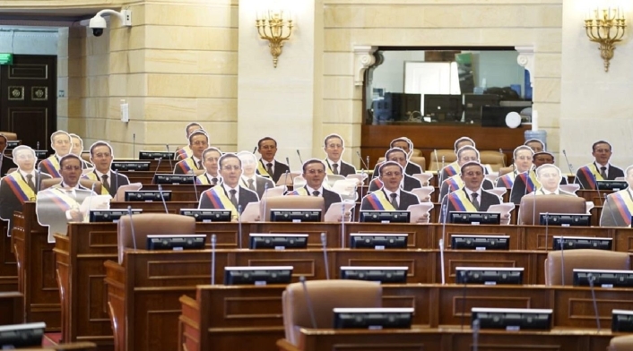Muñecos de Uribe en la Cámara de Representantes