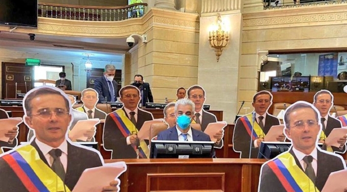 Muñecos de Uribe en la Cámara de Representantes