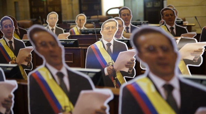 Muñecos de Uribe en la Cámara de Representantes