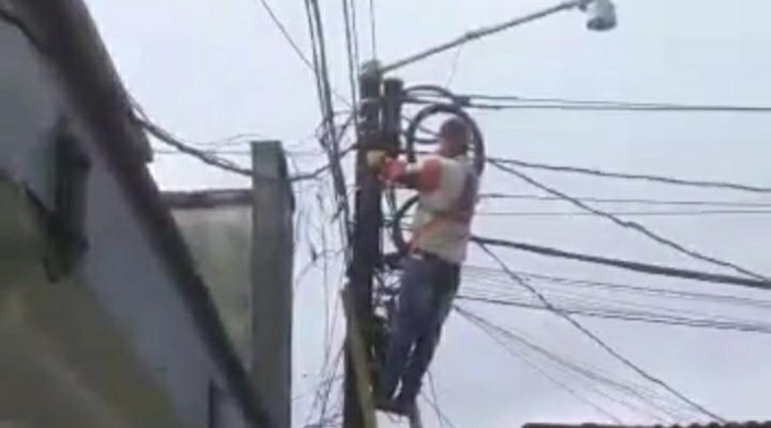 Momento de la suspensión del servicio de energía en la estación de Policía de Briceño.