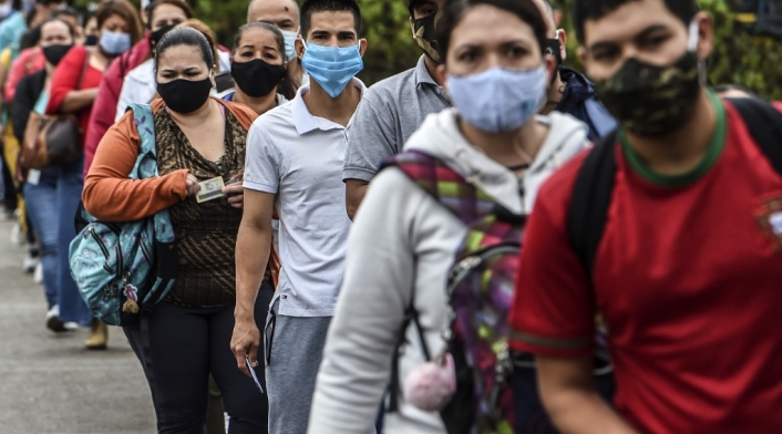 Uso de tapabocas en Medellín Pasajeros del metro de Medellín usan tapabocas y mantienen la distancia social.