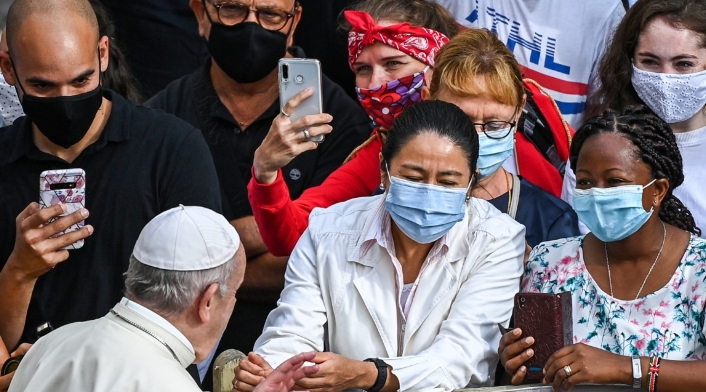 Papa Francisco se quitó el tapabocas