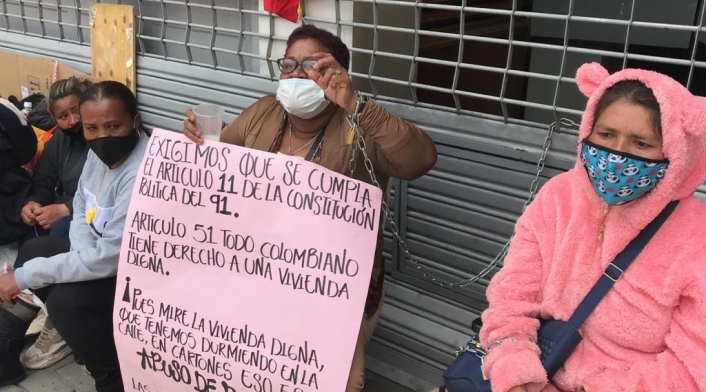 Víctimas del conflicto armado encadenadas en Minvivienda