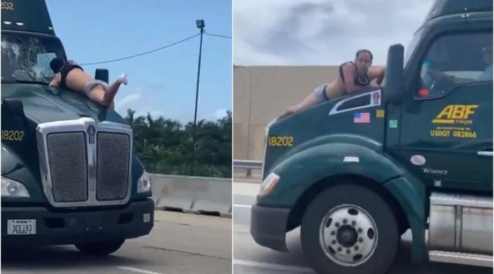 Hombre aferrado a un camión