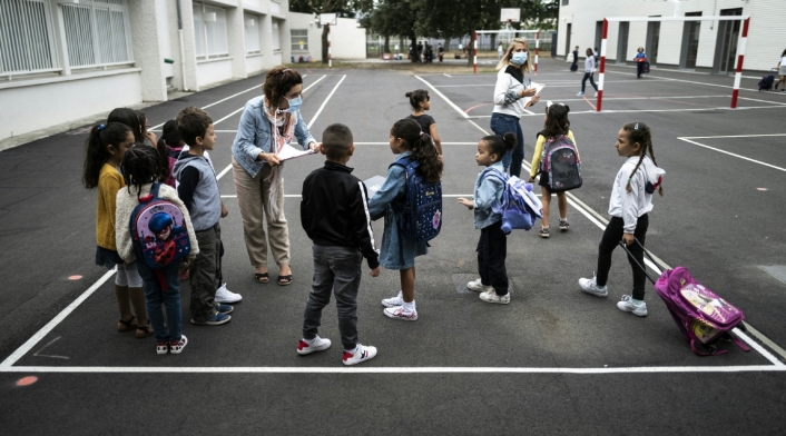 Regreso de niños a colegios en Francia