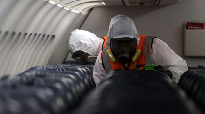 Desinfección de avión de Latam