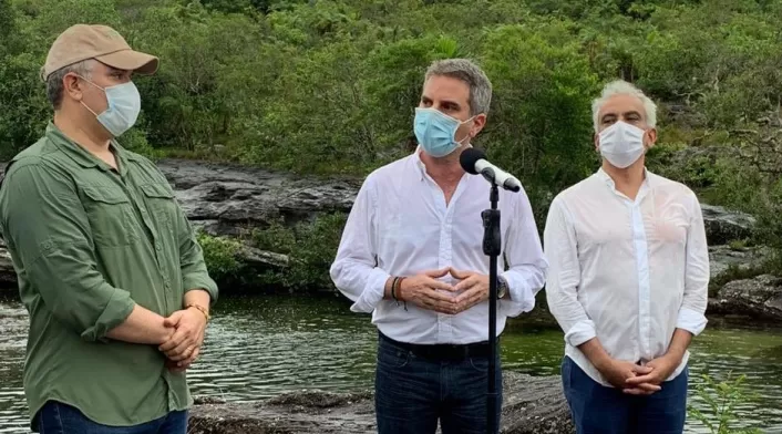 Nuevo ministro de Ambiente, Carlos Correa (centro)