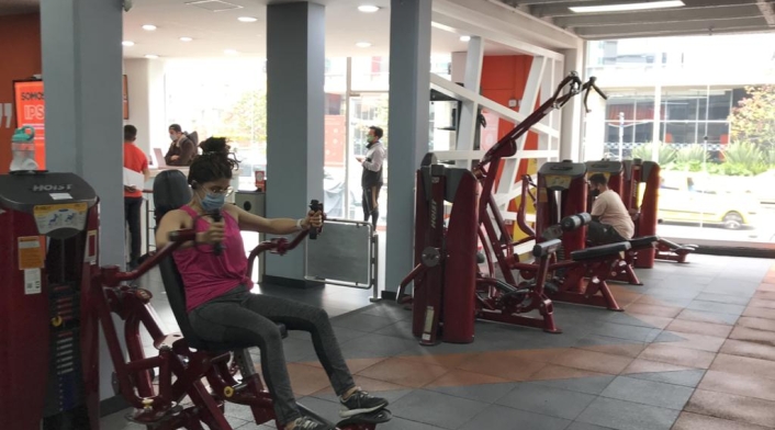 Los ciudadanos deben usar tapabocas durante su entrenamiento.
