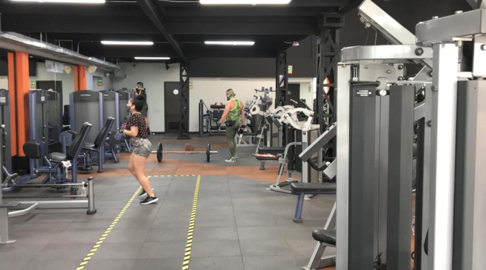Se debe garantizar la distancia social entre los usuarios de gimnasios.