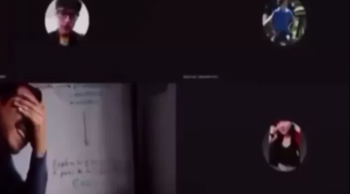 Joven descubierto en la cama en clase virtual