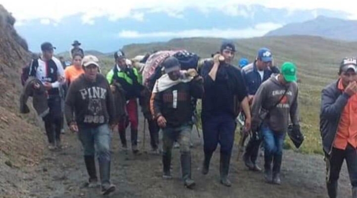 Los amigos de Andrés Parra intentando salvar su vida tras accidentarse con una motosierra. Los amigos de Andrés Parra intentando salvar su vida tras accidentarse con una motosierra.