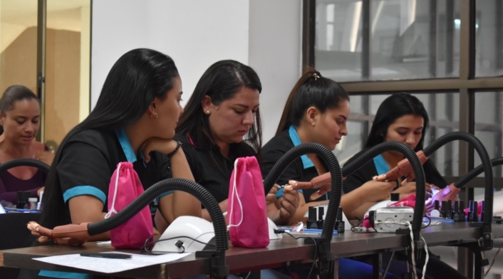 Mujeres aprenden técnicas de manicure
