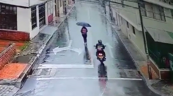 Hombre manosea a mujer en Bogotá