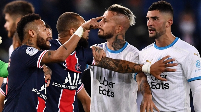 Neymar se enfrenta con Álvaro González