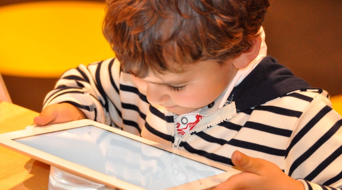 Niño usando una tablet