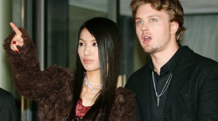 Sei Ashina, modelo japonesa, junto al actor Michel Pitt