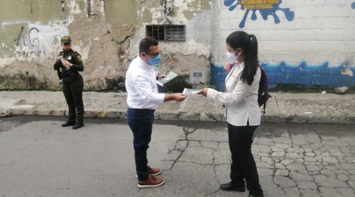 Entrega de volantes en el suroccidente de Medellín.