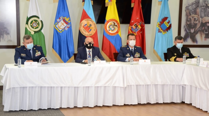 Las Fuerzas Militares entregaron informe ante la Comisión de la Verdad sobre la violencia en los últimos 55 años.