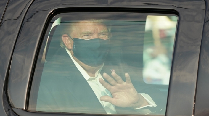 Donald Trump sale del hospital