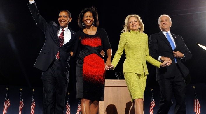 Barack Obama y Joe Biden con sus esposas en 2008
