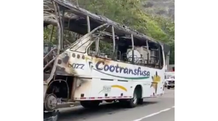 Incendio de bus en túnel de Sumapaz Incendio de bus en túnel de Sumapaz