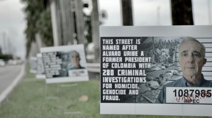 Calle de Miami con el nombre Uribe fue llenada de mensajes en su contra.