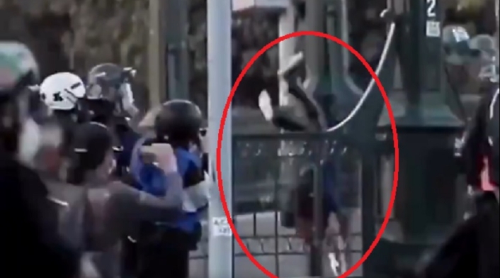 A prisión policía que lanzó desde un puente a joven
