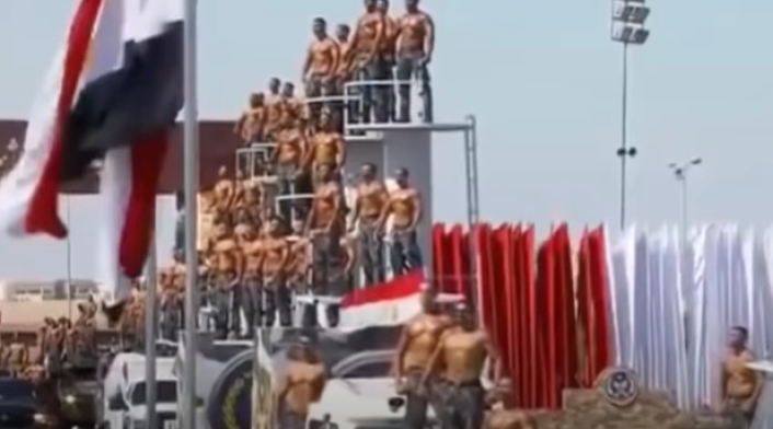 Desfile policial egipcio