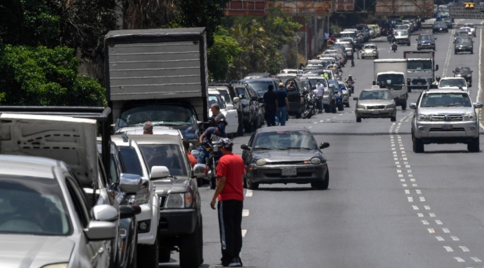 Largas filas de carros en Caracas para cargar combustible
