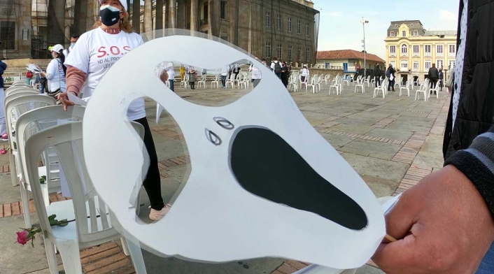 “Las sillas de los ausentes”, homenaje a trabajadores de la salud muertos por covid en Colombia.
