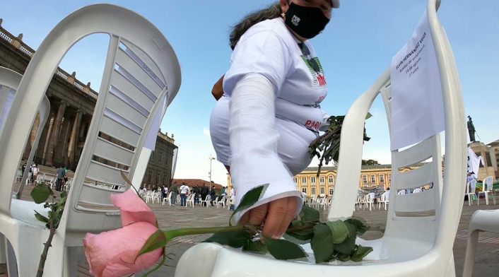 “Las sillas de los ausentes”, homenaje a trabajadores de la salud muertos por covid en Colombia.