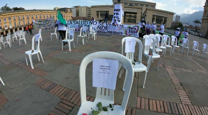 “Las sillas de los ausentes”, homenaje a trabajadores de la salud muertos por covid en Colombia.