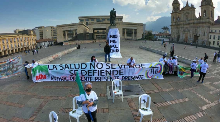 “Las sillas de los ausentes”, homenaje a trabajadores de la salud muertos por covid en Colombia.