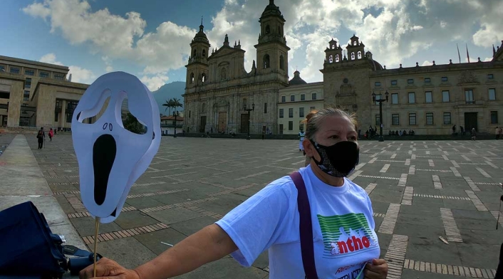 “Las sillas de los ausentes”, homenaje a trabajadores de la salud muertos por covid en Colombia.
