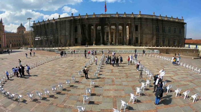 “Las sillas de los ausentes”, homenaje a trabajadores de la salud muertos por covid en Colombia.