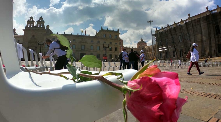 “Las sillas de los ausentes”, homenaje a trabajadores de la salud muertos por covid en Colombia.