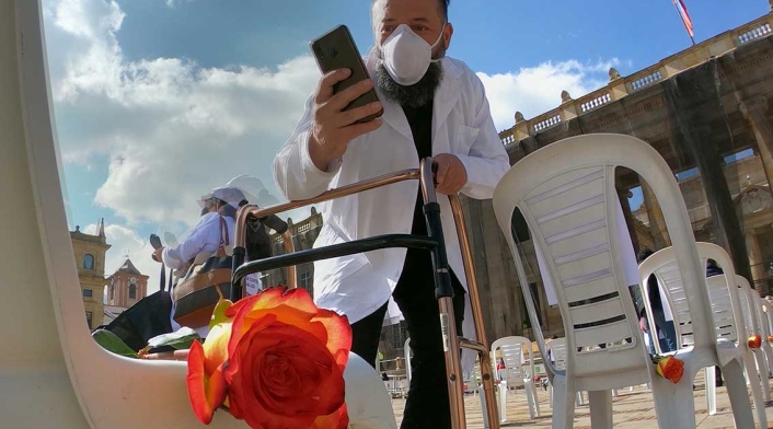 “Las sillas de los ausentes”, homenaje a trabajadores de la salud muertos por covid en Colombia.