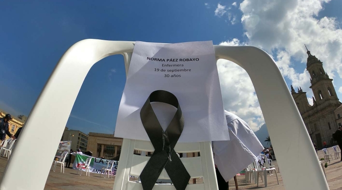 “Las sillas de los ausentes”, homenaje a trabajadores de la salud muertos por covid en Colombia.