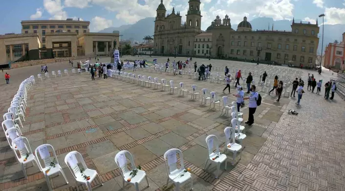 “Las sillas de los ausentes”, homenaje a trabajadores de la salud muertos por covid en Colombia.