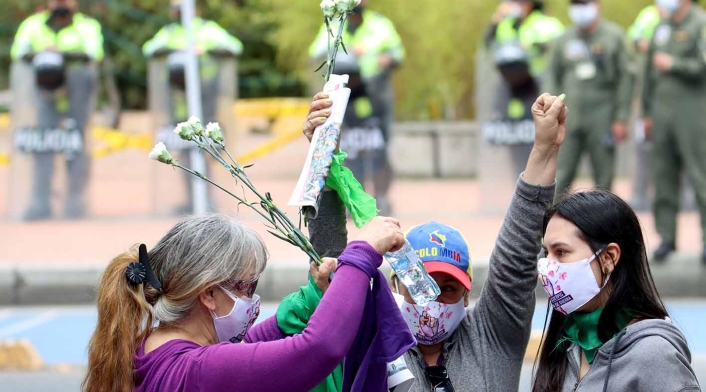 Esta idea de la licencia por el ciclo menstrual sonó en Argentina. Plantón de mujeres en Bogotá contra abuso policial