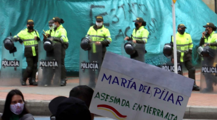 Plantón de mujeres en Bogotá contra abuso policial