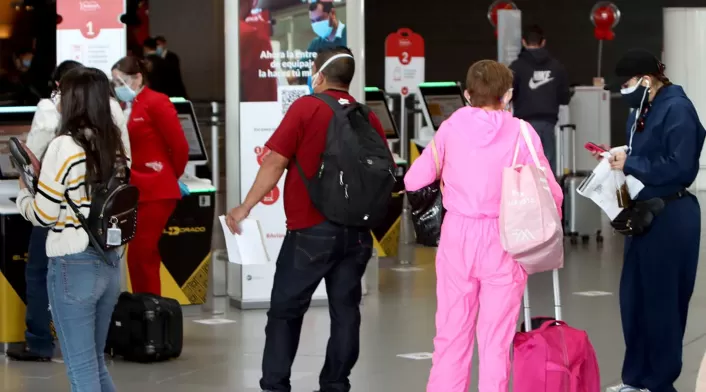 Viajeros en el aeropuerto El Dorado