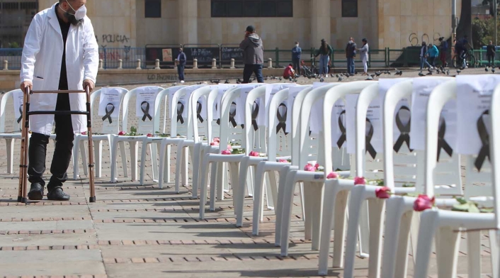 “Las sillas de los ausentes”, homenaje a trabajadores de la salud muertos por covid en Colombia.