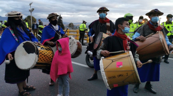 Indígenas protestan en el aeropuerto El Dorado de Bogotá Indígenas protestan en el aeropuerto El Dorado de Bogotá